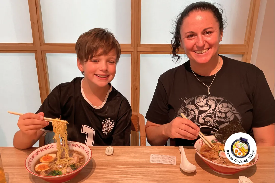 Madre e figlio gustano un ramen fatto in casa in un corso di cucina per famiglie a Tokyo