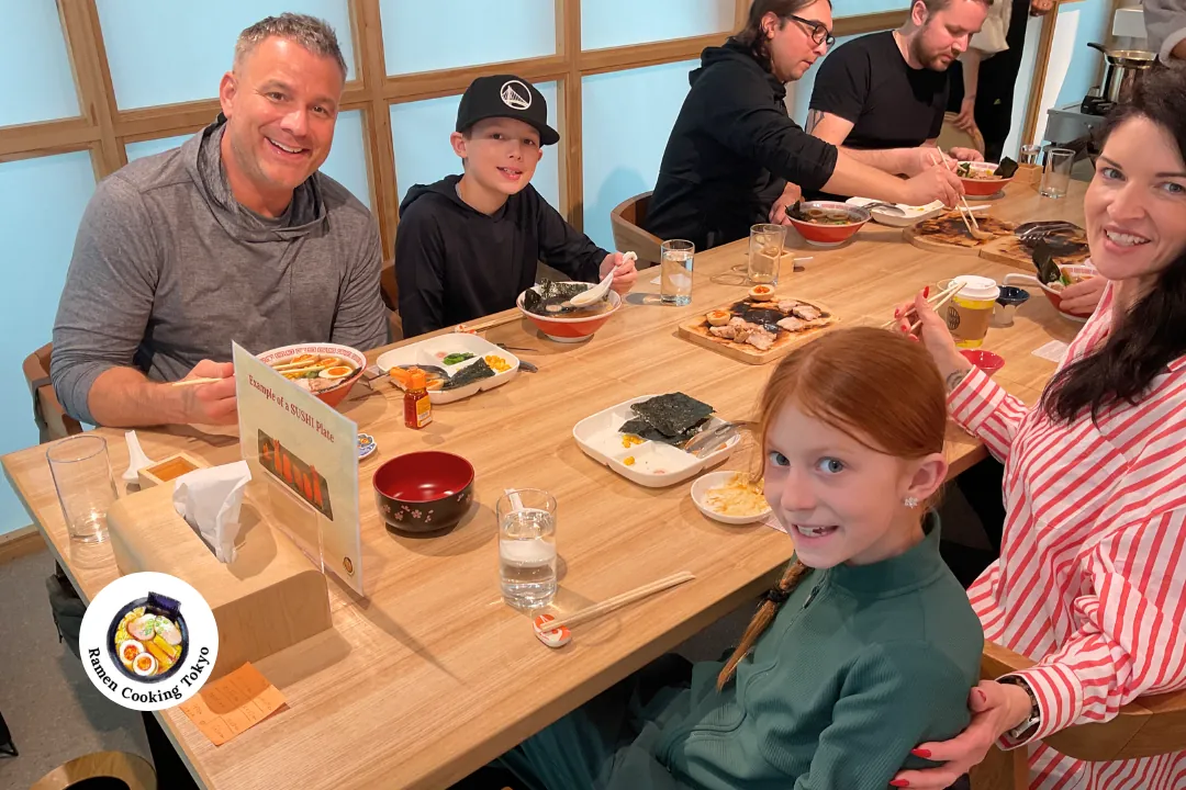 Una famiglia di quattro gusta un ramen fatto in casa in un corso di cucina a Tokyo