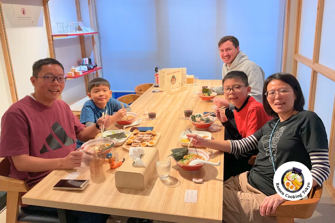 Famiglia multigenerazionale gusta ramen insieme in un corso di cucina a Tokyo