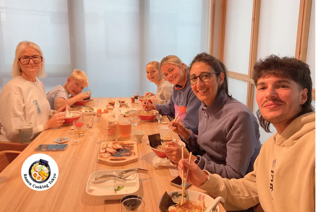 Madri e figlie condividono ramen in un corso di cucina per famiglie a Tokyo