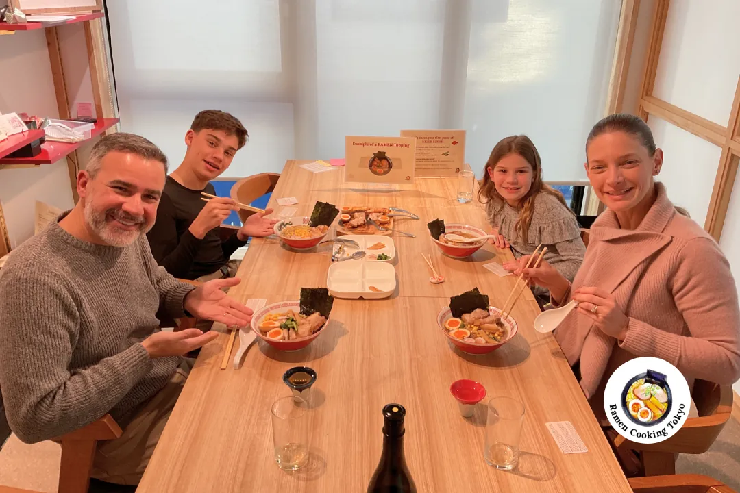 Una famiglia gusta ramen insieme in un corso di cucina per famiglie a Tokyo