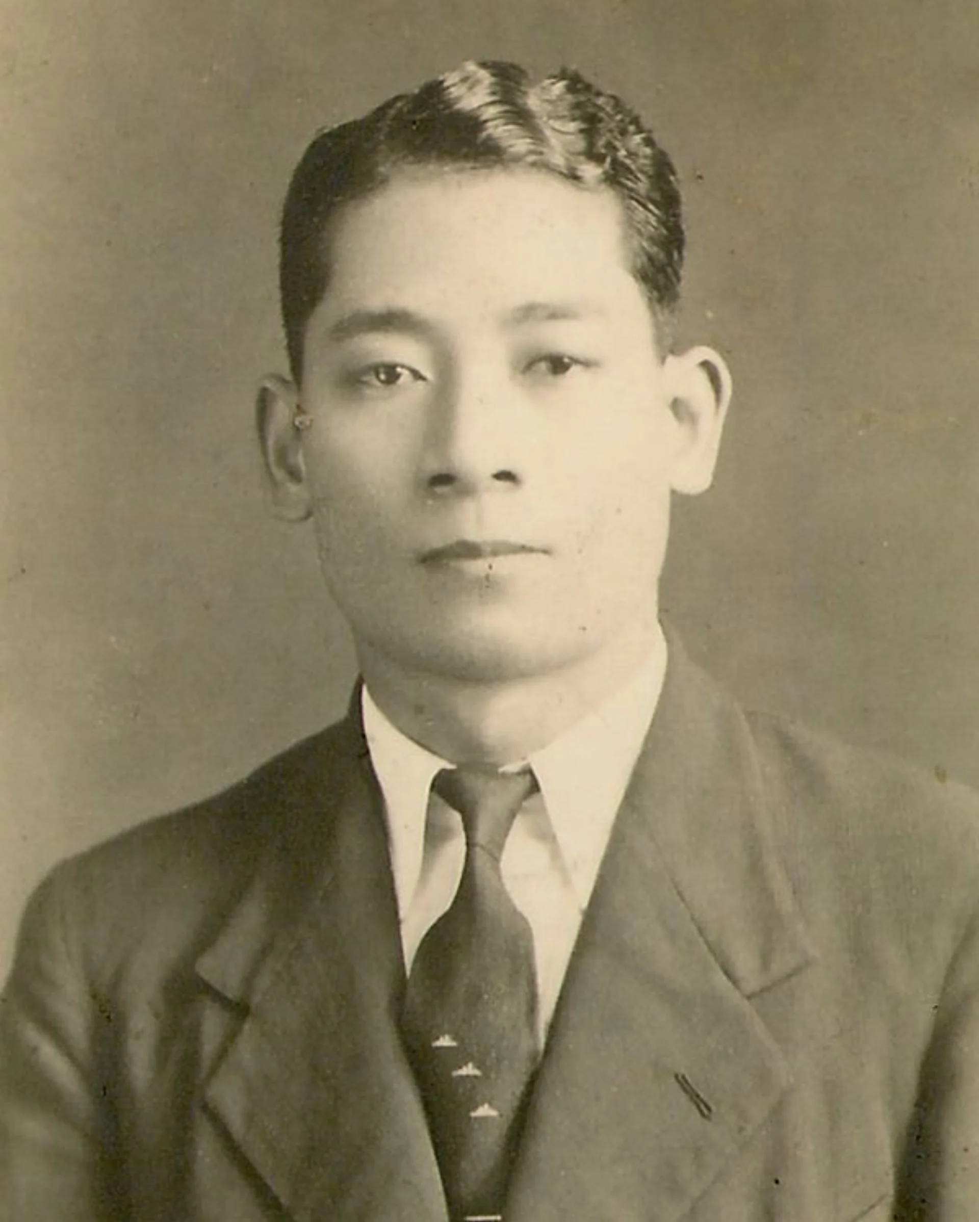 1930s black-and-white portrait of young Andō Momofuku, future inventor of instant ramen
