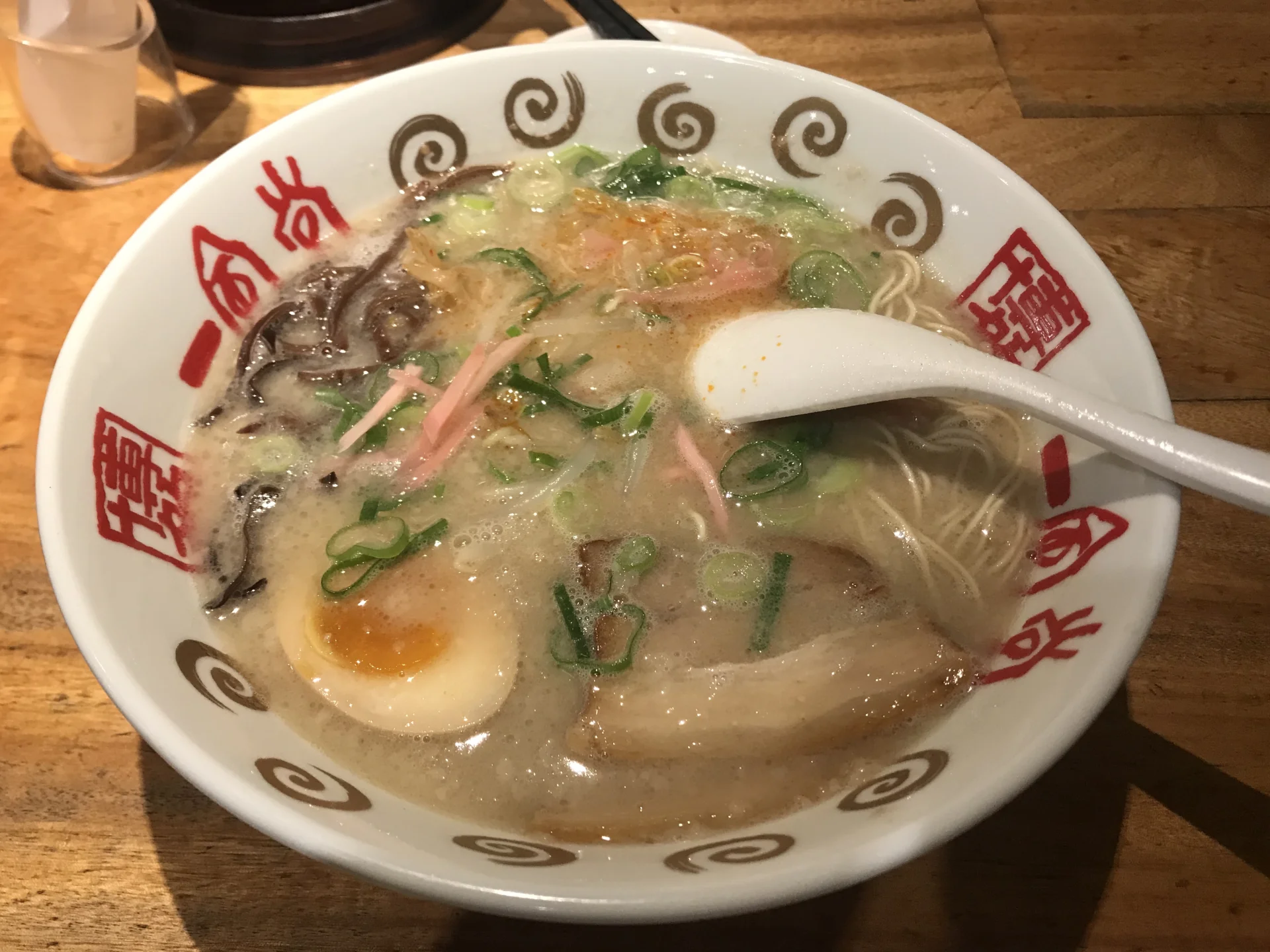 Bowl of Hakata-style shiro-maru tonkotsu ramen with thin noodles and scallions at Ippudo