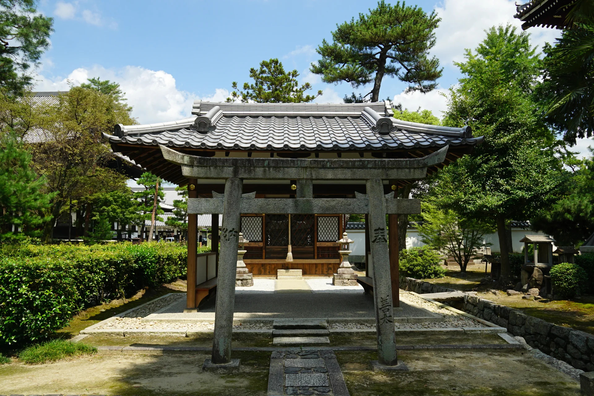 Wooden main hall of Shōkoku-ji temple in Kyoto under a clear sky