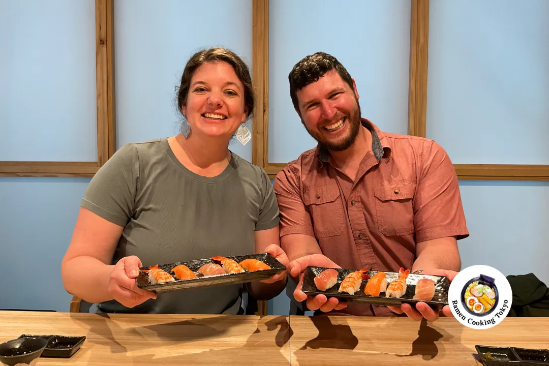 Eine kleine Gruppe teilt selbstgemachtes Nigiri-Sushi in einer Tokioter Küche