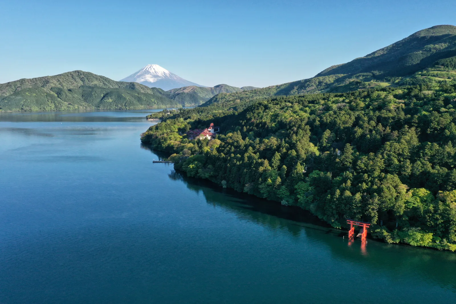Lake Ashi and Mount Fuji in Hakone, an easy day trip from Tokyo