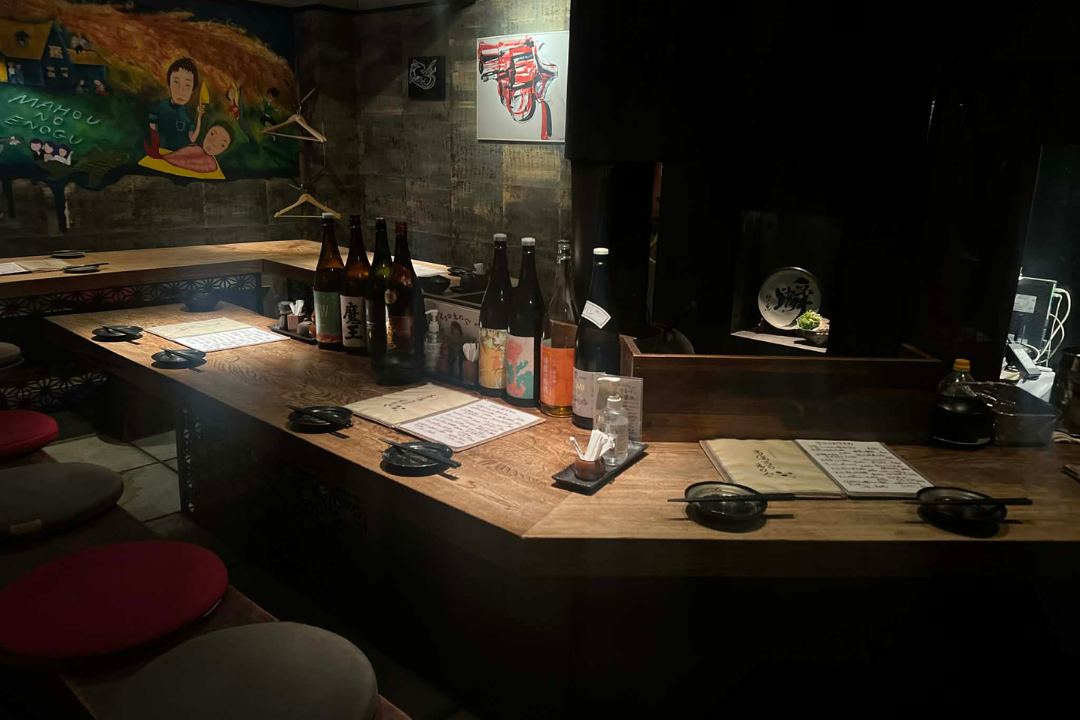 The cozy counter seating at Mahou no Enogu