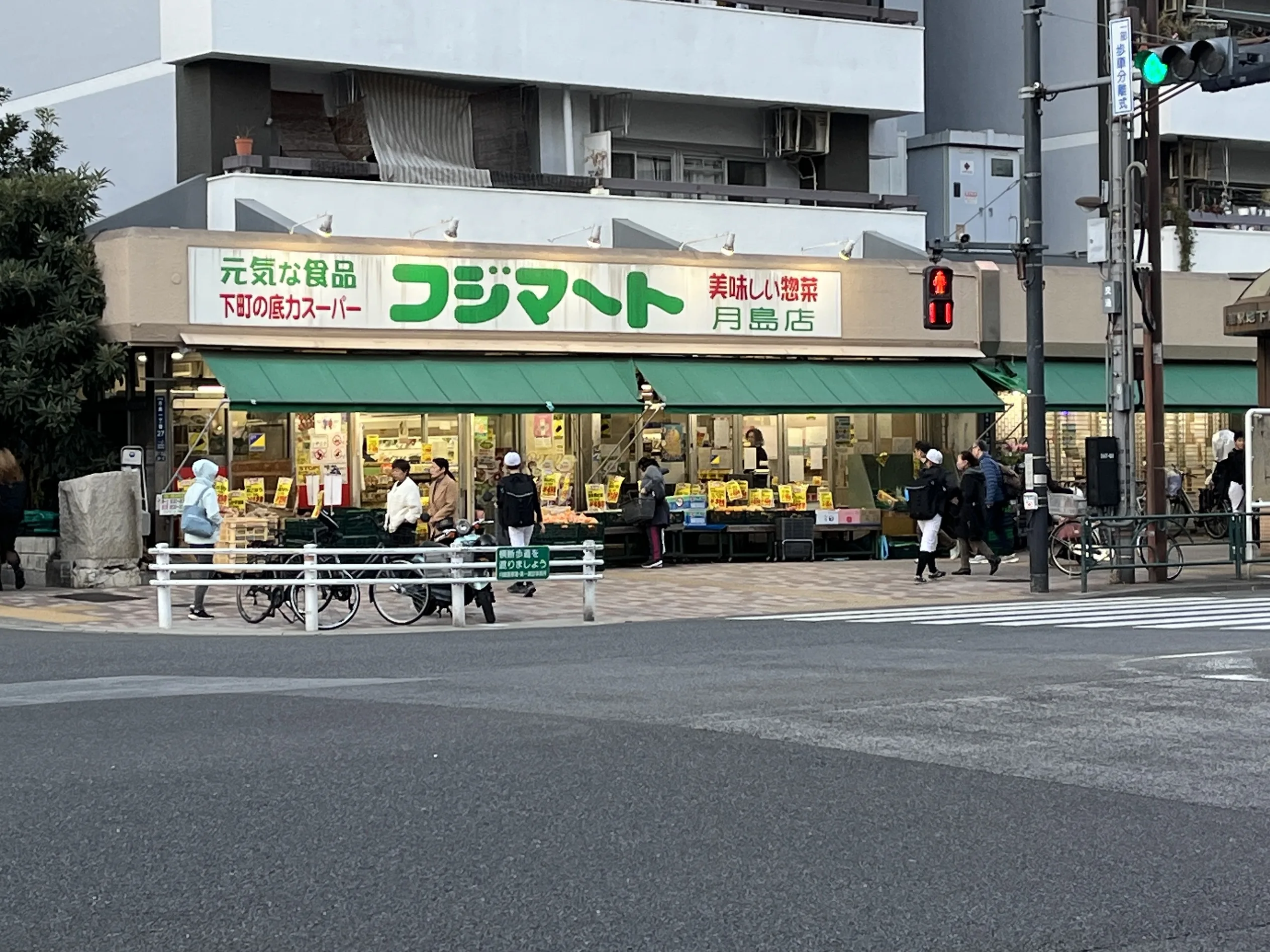 Fuji Mart entrance on the walking route to teamLab Planets TOKYO