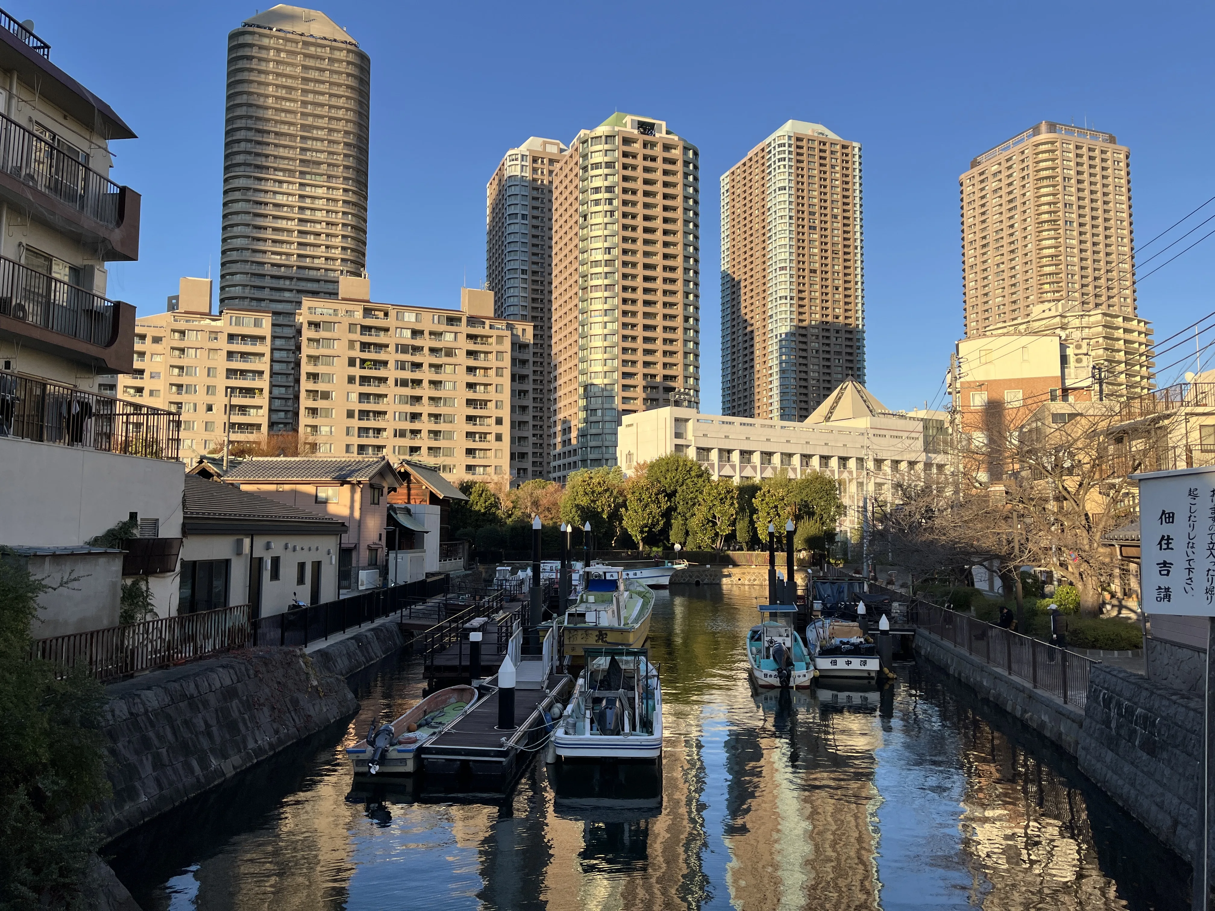 Small boats along the canal near teamLab Planets TOKYO area