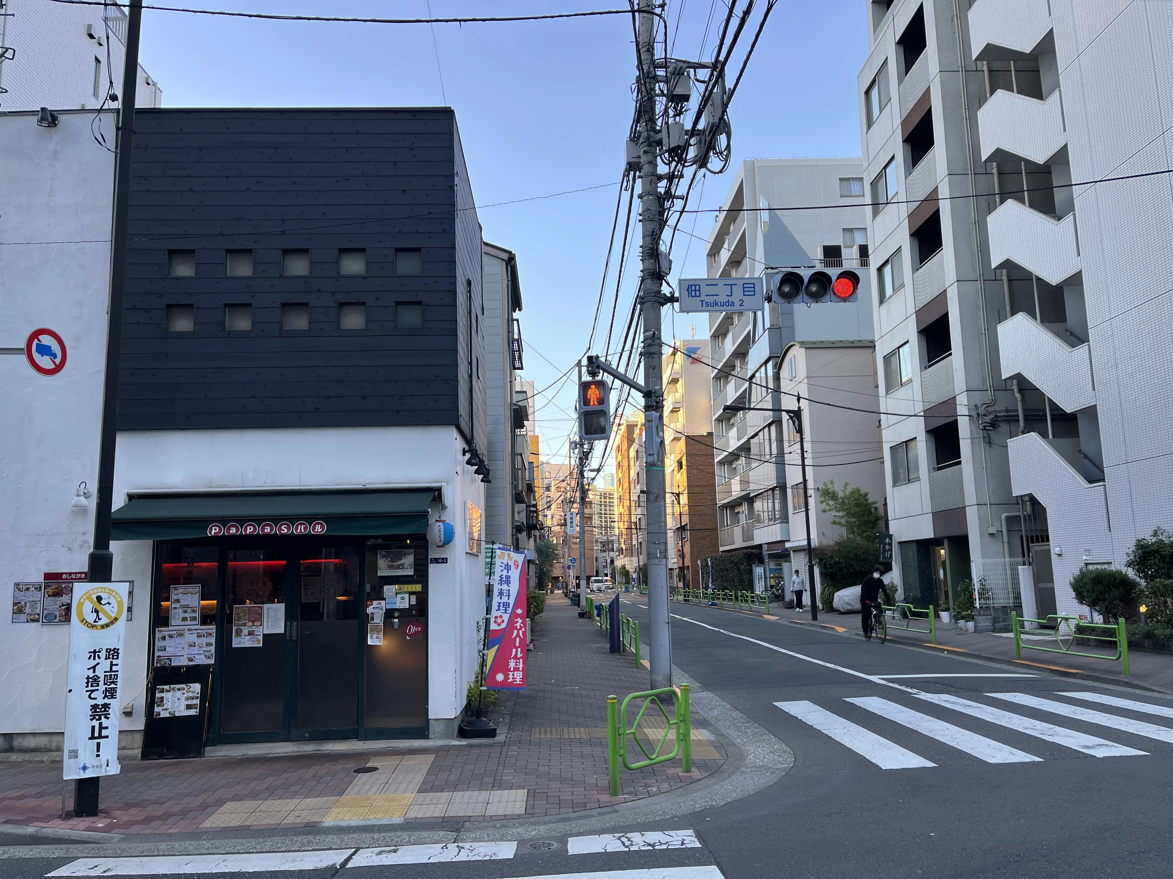 Street view near Ramen Cooking Tokyo on the walking route to teamLab Planets TOKYO
