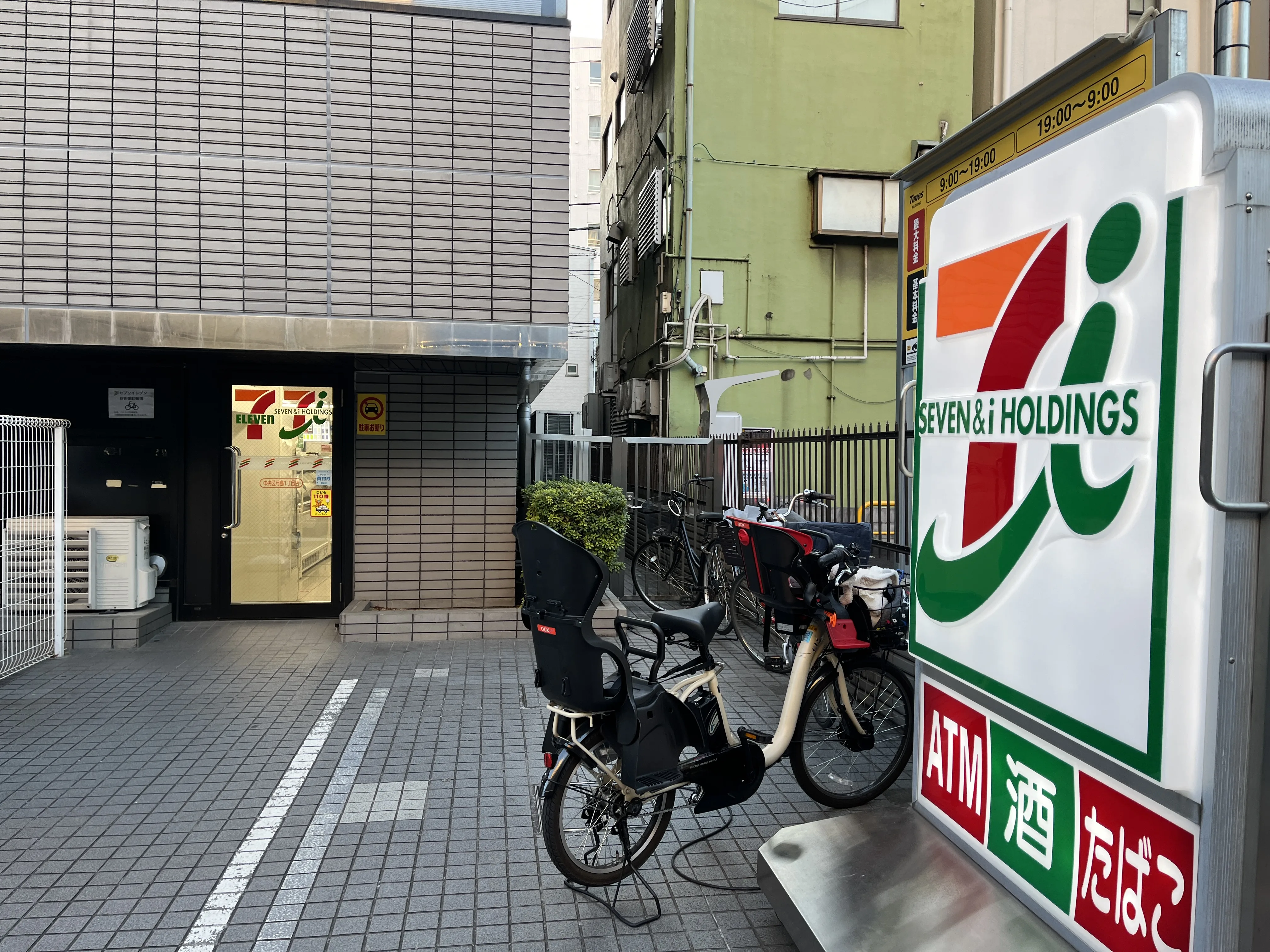 Seven-Eleven entrance near teamLab Planets TOKYO walking route