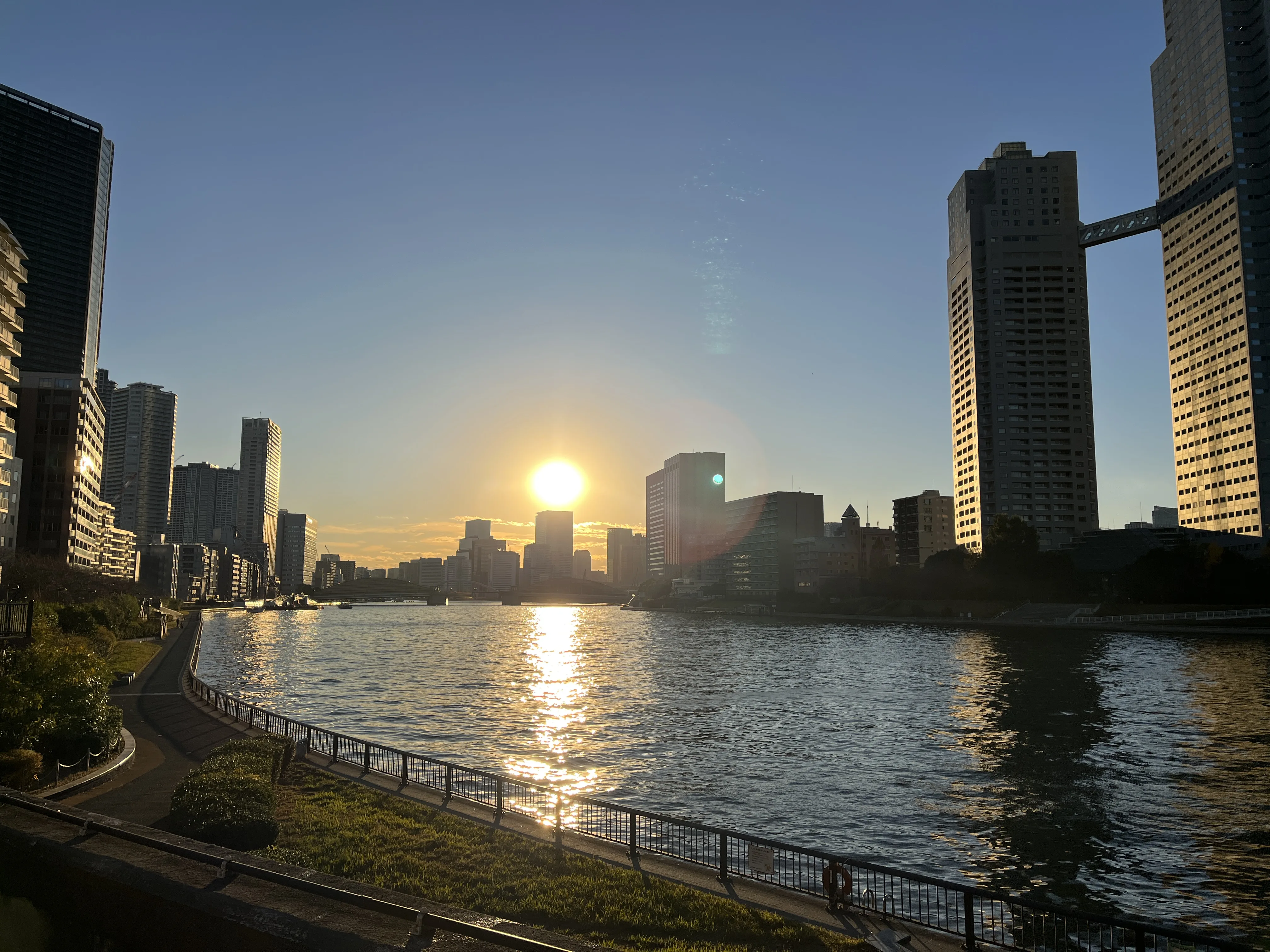 Sunset view of Sumida River on the walking route to teamLab Planets TOKYO