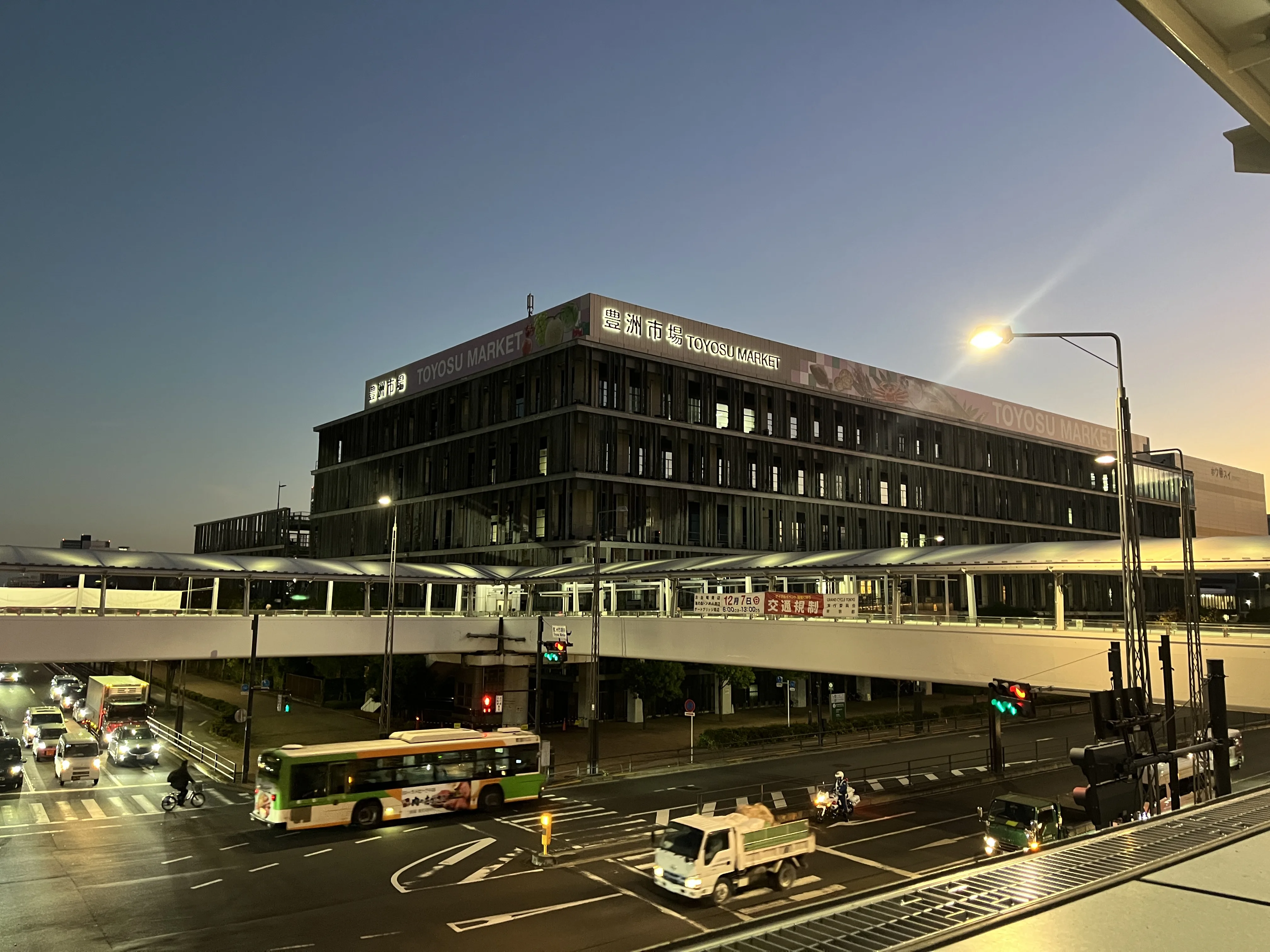 Toyosu Market entrance near teamLab Planets TOKYO