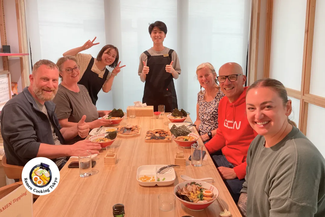 Eine herzliche Gruppenfeier mit unserem Kursleiter bei Ramen Cooking Tokyo