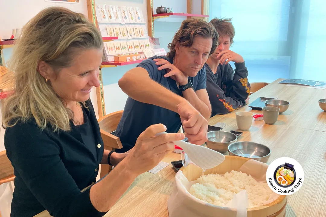 Ein Gast knetet von Hand Ramen-Nudelteig