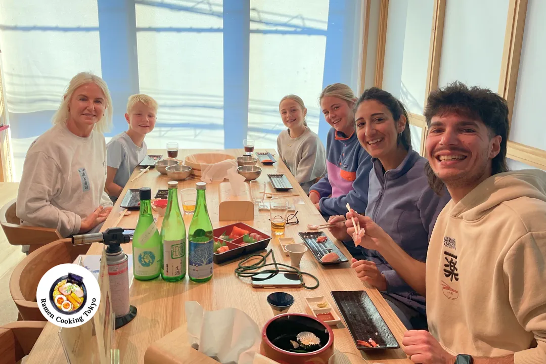 Sechs Gäste genießen Sake-Pairing beim Abendessen unserer Kochklasse