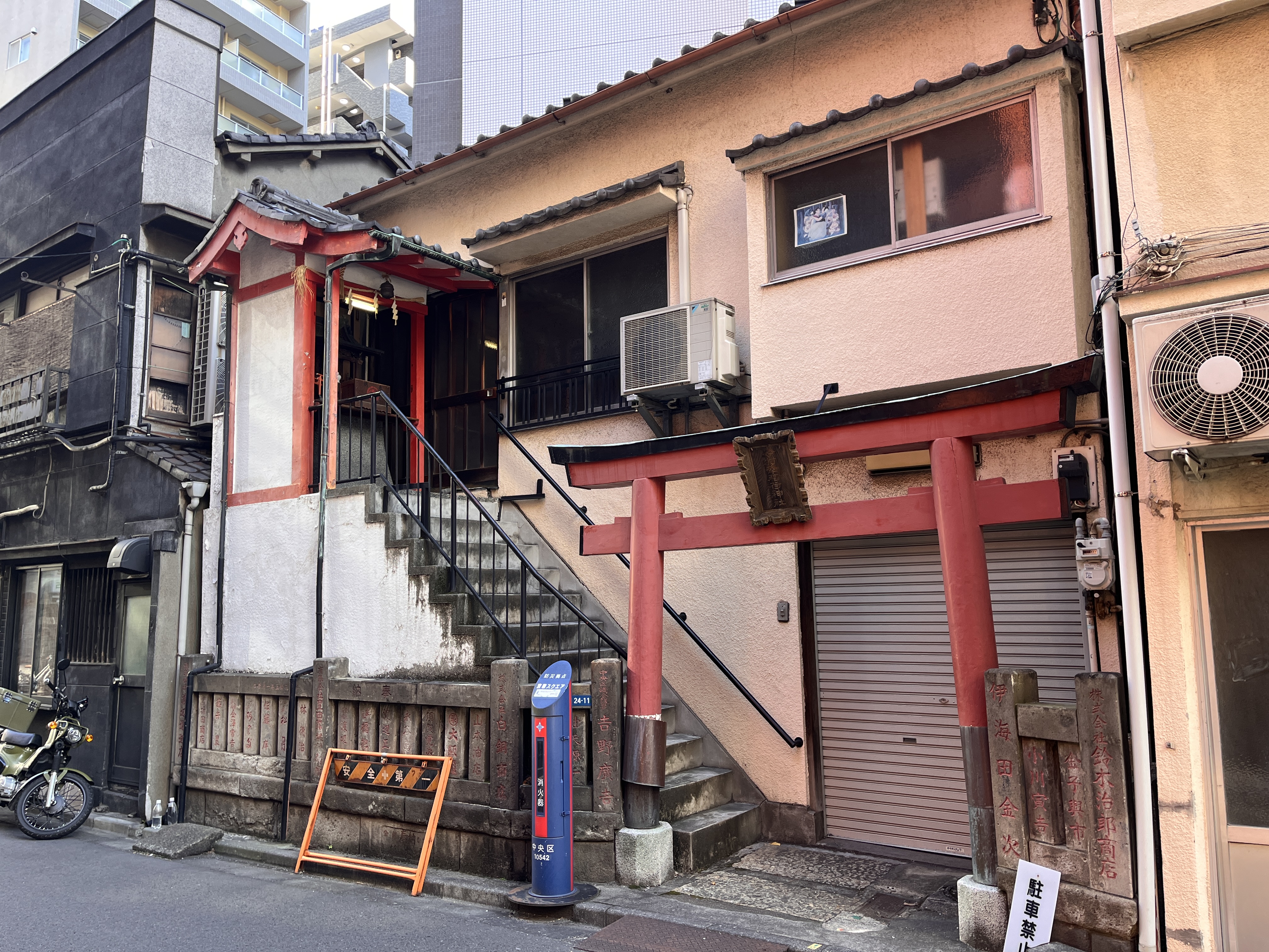 Imamura Sachi Inari — Un santuario oculto en el Tokio cotidiano