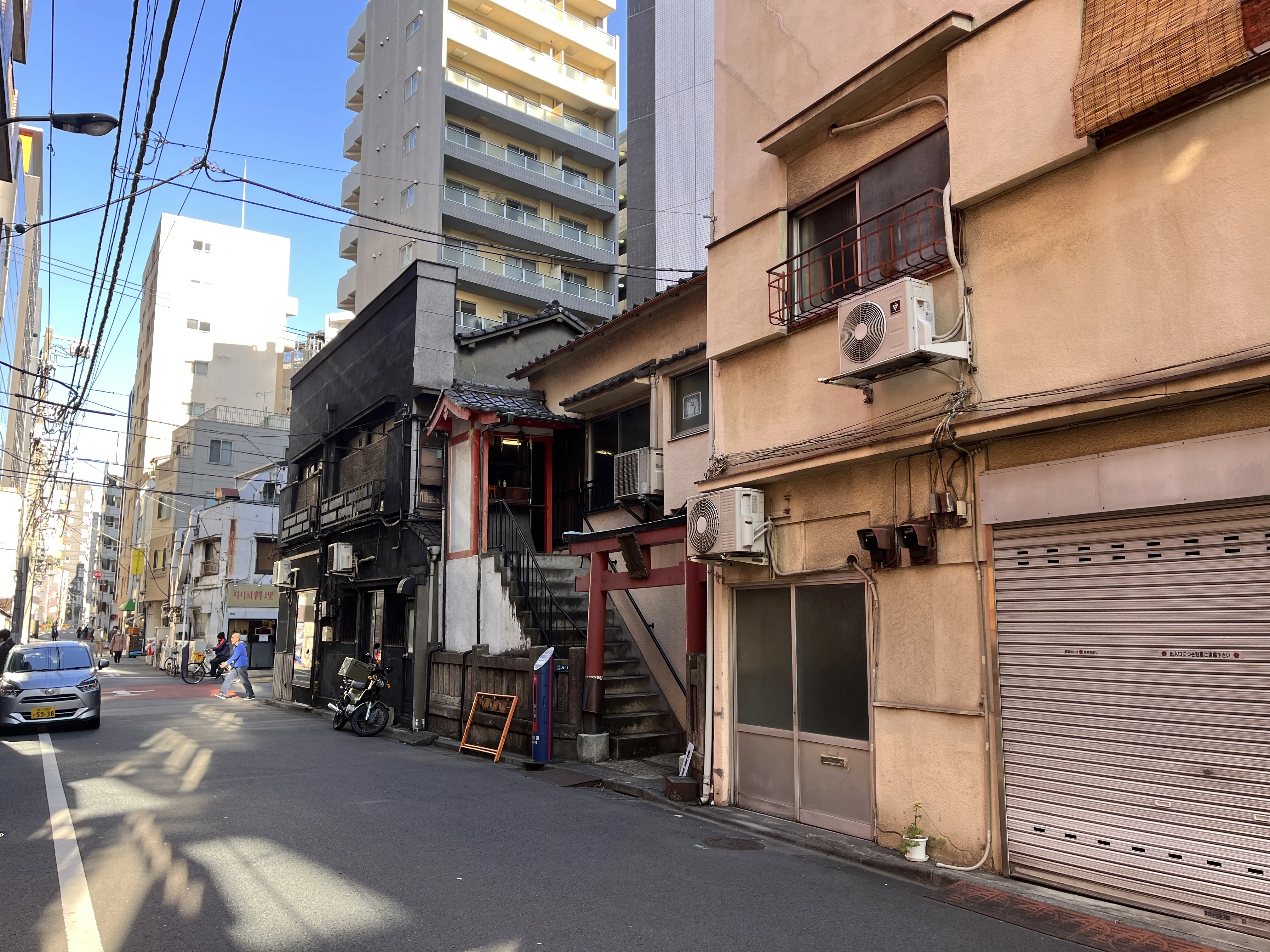 Un callejón tranquilo que lleva a un santuario oculto — Espiritualidad cotidiana en Tokio