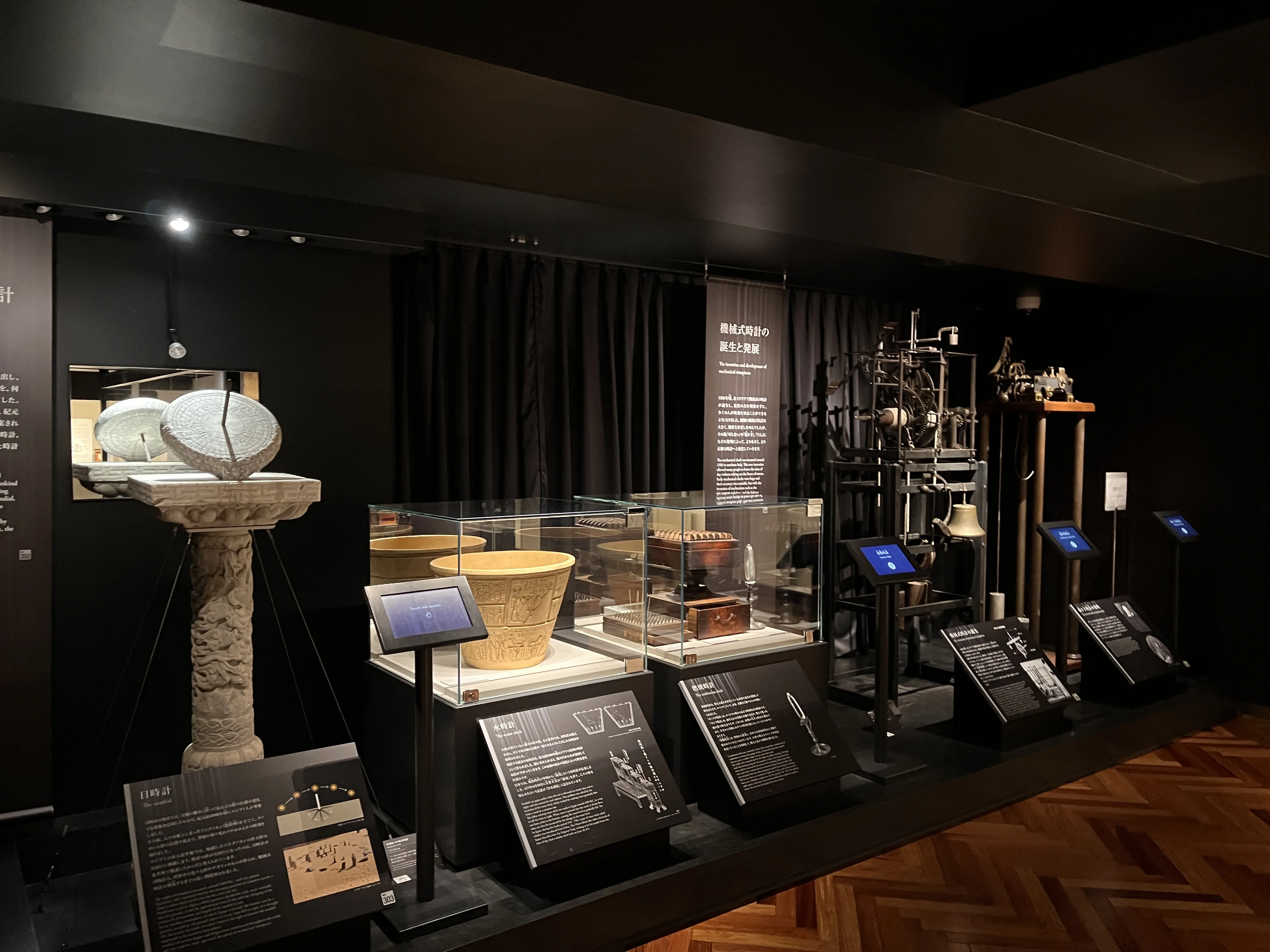 Relojes antiguos tictaqueando en armonía — Siente el tiempo pasar en silencio