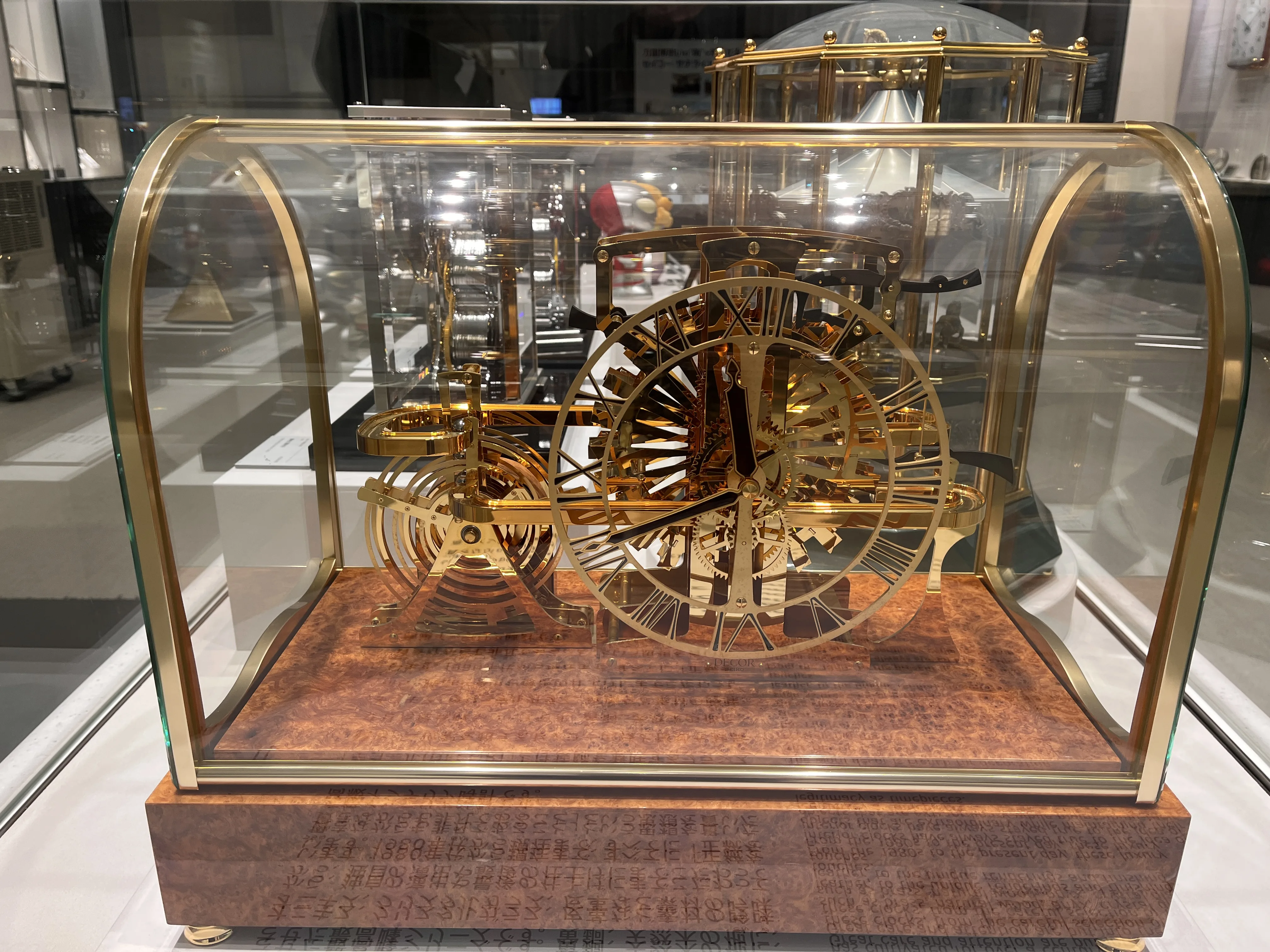 Intrincado reloj mecánico — El arte de la ingeniería de precisión japonesa