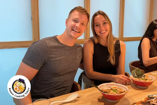Pareja disfrutando su ramen hecho a mano