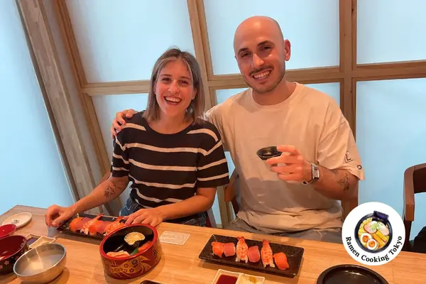 Pareja disfrutando un brindis con sake juntos